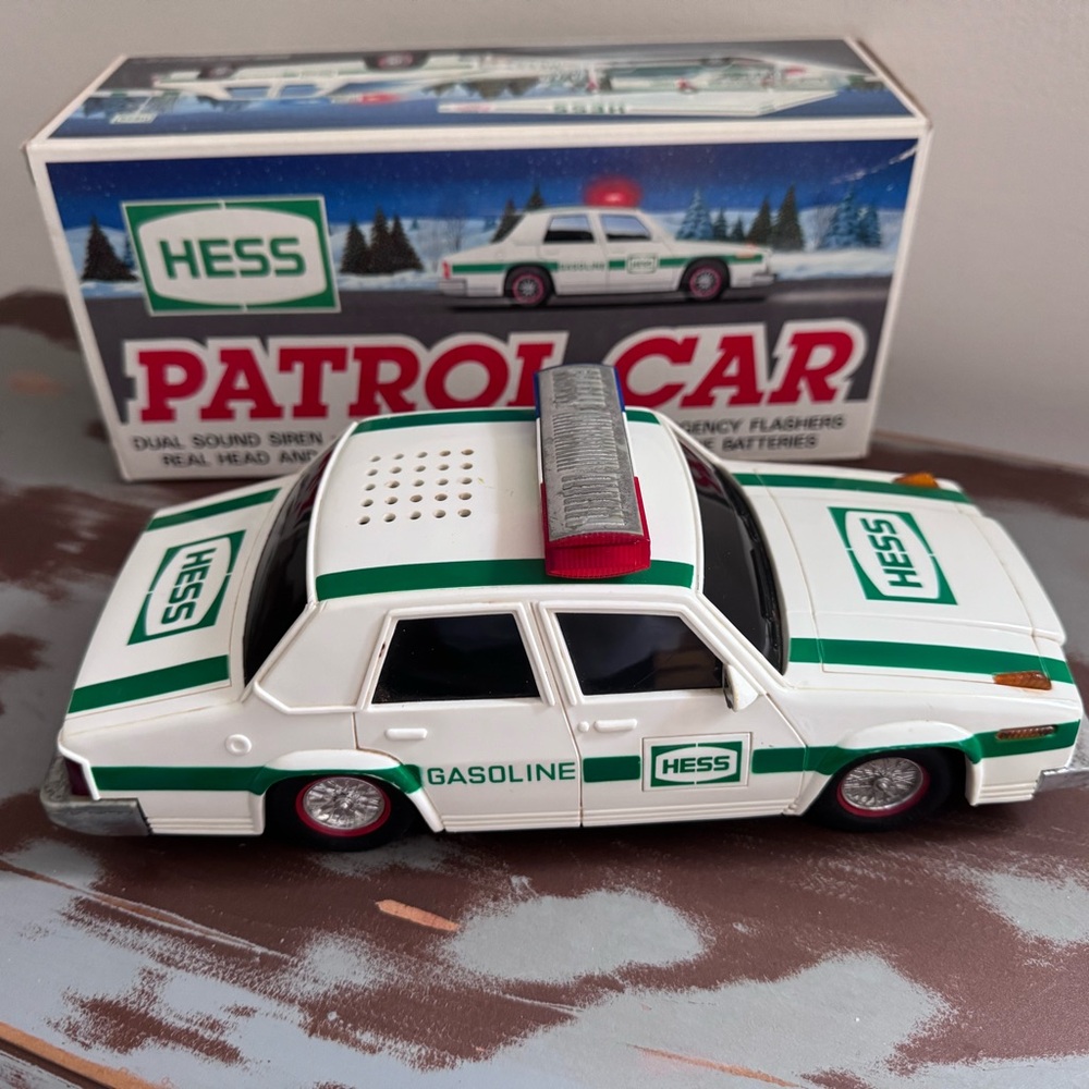 Hess 1993 Patrol Car White and Green with Light Bar & Sirens